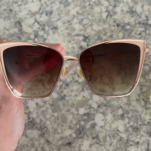 Diff wear sunglasses